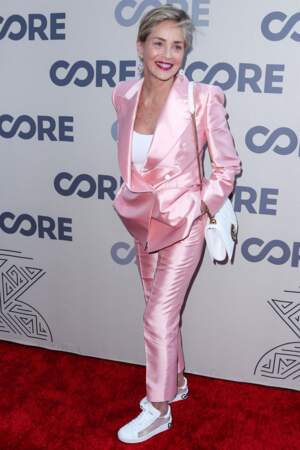 Sharon Stone n'a pas hésité à multiplier les poses lors du photocall de la soirée de gala de l'organisation Core, à Los Angeles le 10 juin 2022.