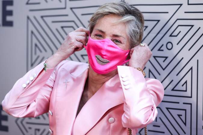Sharon Stone avait un masque assorti à sa tenue, lors du photocall de la soirée de gala de l'organisation Core, à Los Angeles, le 10 juin 2022.
