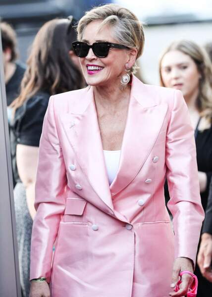 Sharon Stone, lunettes de soleil sur le nez, à son arrivée à la soirée Core, à Los Angeles le 10 juin 2022.