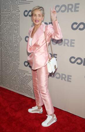 Sharon Stone salue les photographes au photocall de la soirée de gala de Core, à Los Angeles le 10 juin 2022.