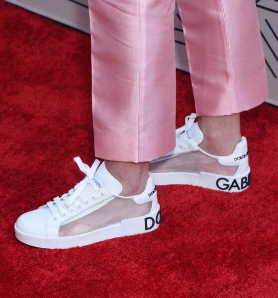 Sharon Stone portait des baskets blanches, signées Dolce & Gabbana, lors de la soirée de l'organisation Core, à Los Angeles le 10 juin 2022.
