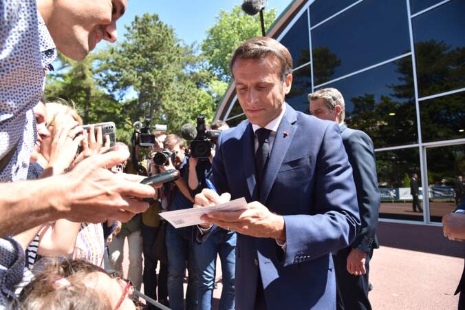 Emmanuel Macron a signé des autographes à sa sortie du bureau de vote, au Touquet ce dimanche 12 juin 2022.