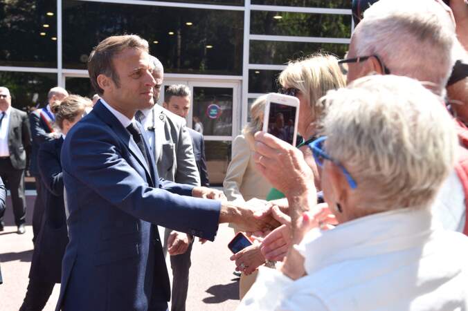 Le président Emmanuel Macron a salué les habitants du Touquet, le 12 juin 2022.