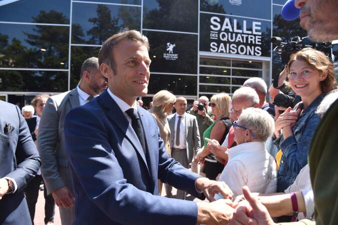 Les habitants du Touquet sont venus nombreux pour apercevoir Emmanuel Macron et son épouse, ce dimanche 12 juin.