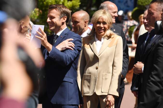Brigitte Macron portait un tailleur beige pour aller voter au Touquet, pour le premier tour des élections législatives le 12 juin 2022.


