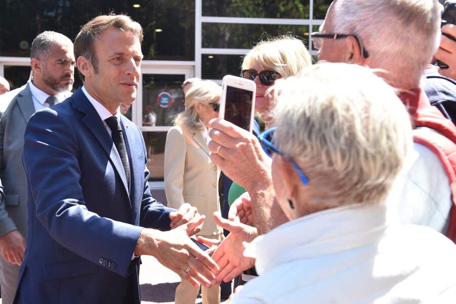 Emmanuel Macron a profité de cette sortie pour saluer les habitants devant le bureau de vote, ce dimanche 12 juin 2022, au Touquet.
