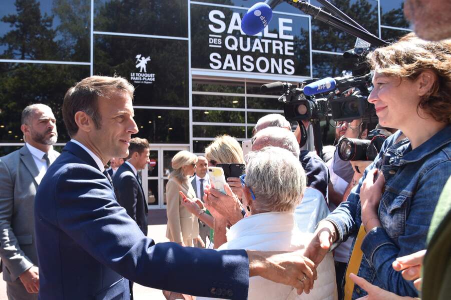 Le président de la République, Emmanuel Macron, a multiplié les poignées de main, ce dimanche 12 juin 2022, au Touquet.