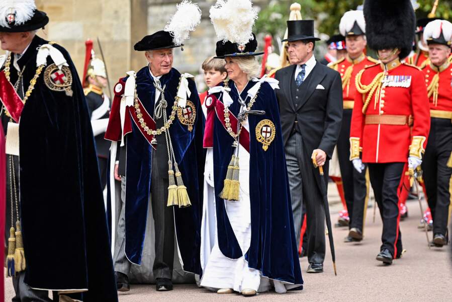 Le prince de Galles et la duchesse de Cornouailles devant la chapelle Saint-Georges du château de Windsor