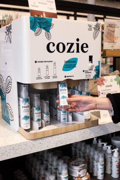 Déodorant dans un contenant en verre consigné et 100% rechargeable, Cozie, 10,50€ en boutiques bio et Nature & Découvertes. Infos sur cozie.fr
