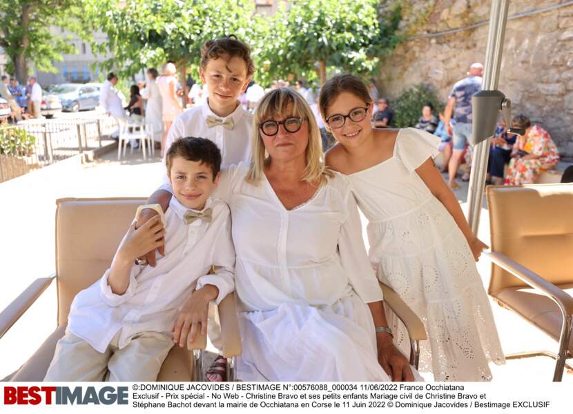 Christine Bravo accompagnée de ses petits enfants, à son mariage, le samedi 11 juin 2022.