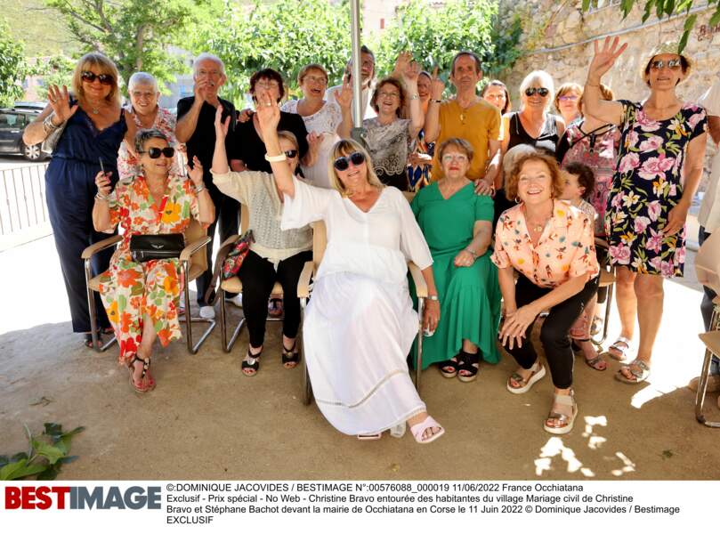 Christine Bravo entourée des habitantes du village de Occhiatana, Corse, le 11 juin 2022.