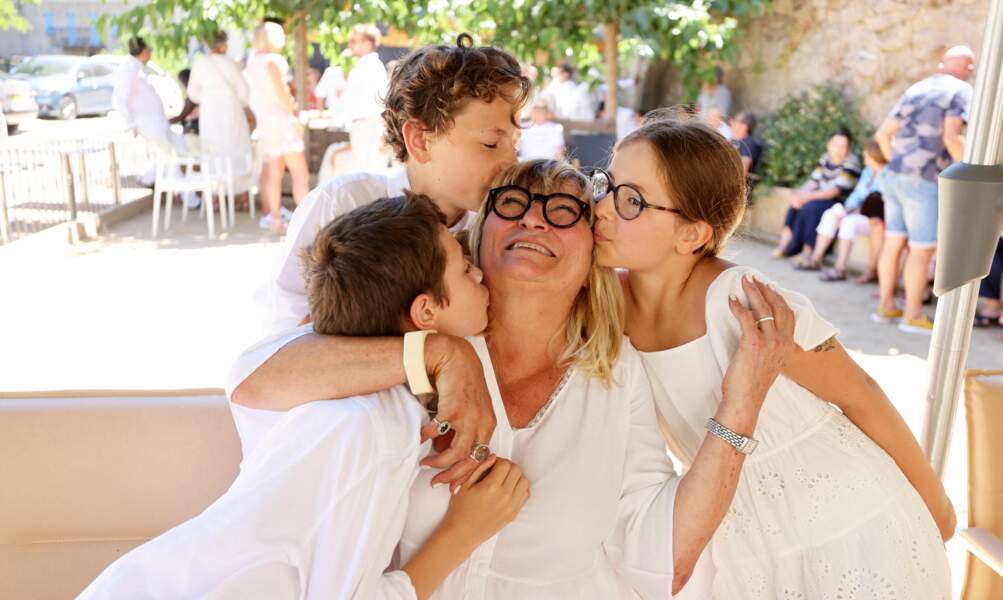 Christine Bravo, enlacée par ses petits-enfants, samedi 11 juin 2022.