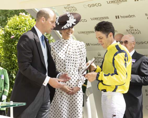 Le prince William et Kate Middleton remettant un prix au jockey Christophe Soumillon à l'hippodrome d'Ascot, le 17 juin 2022.