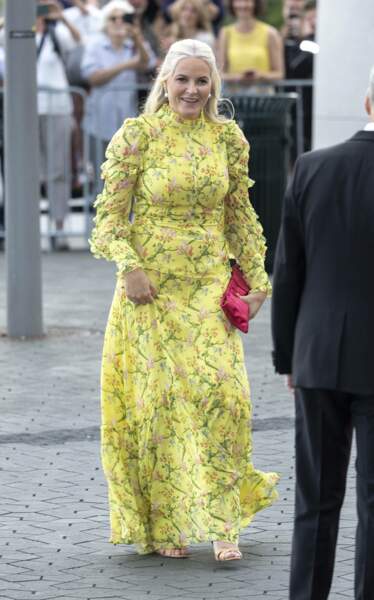 La princesse Mette Marit de Norvège porte une robe longue fleurie Erdem