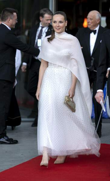 La princesse Ingrid Alexandra de Norvège, ravissante en robe de bal Monique l'Huillier, sac vintage Tods et escarpins Louboutin