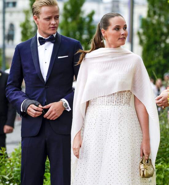  La princesse Ingrid Alexandra de Norvège avec son frère Marius Borg Høibyet :  elle porte une robe bustier en tulle blanc parsemée de sequins dorés signée Monique L'Huillier