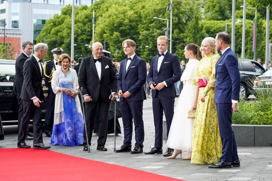 Jonas Gahr Store, premier ministre de la Norvège, la reine Sonja, le roi Harald, le prince Sverre Magnus, Marius Borg Høiby, La princesse Ingrid Alexandra de Norvège, la princesse Mette Marit et le prince Haakon