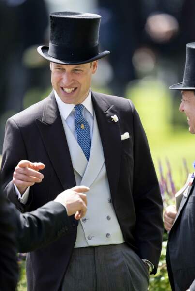 Le prince William est arrivé à la Royal Ascot 2022 dans une queue de pie noire, gilet gris et cravate bleue.