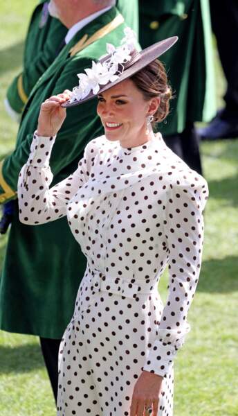 La duchesse de Cambridge portait donc une superbe robe blanche à pois d'Alessandra Rich pour le Royal Ascot, ce 17 juin 