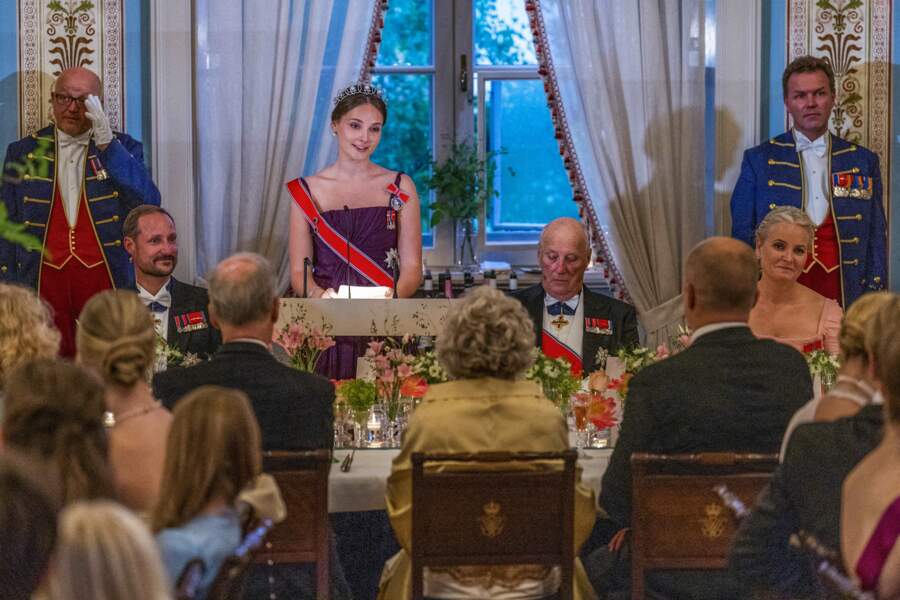 Le prince Haakon de Norvège, la princesse Ingrid Alexandra de Norvège, le roi Harald V de Norvège et la princesse Mette-Marit de Norvège lors du dîner de gala pour célébrer le 18ème anniversaire de la princesse Ingrid Alexandra au Palais d'Oslo, Norvège, le 17 juin 2022.