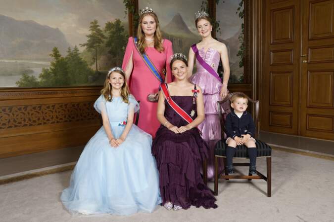 La princesse Ingrid Alexandra de Norvège, entourée des princesses Estelle de Suède, Catharina-Amalia des Pays-Bas, Elisabeth de Belgique et du prince Charles de Luxembourg, lors du dîner de gala pour célébrer son 18ème anniversaire de la princesse Ingrid Alexandra, au Palais d'Oslo, Norvège, le 17 juin 2022.