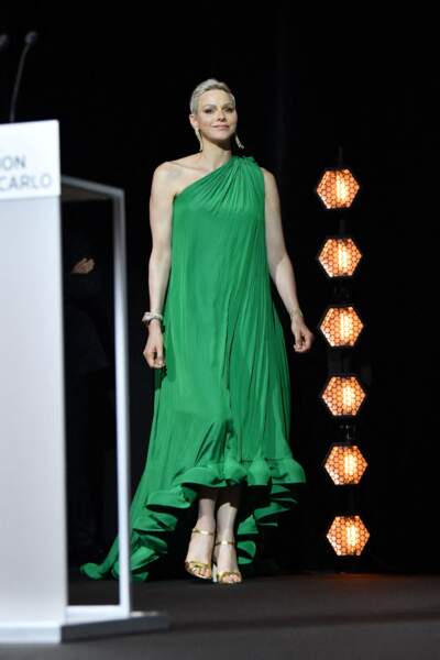Charlene de Monaco sublime dans une longue verte asymétrique lors de la cérémonie d'ouverture de la 61ème édition du Festival de Télévision de Monte-Carlo, le 17 juin