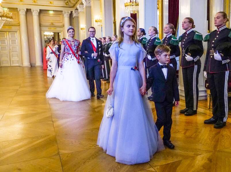 La princesse Estelle de Suède, le prince Oscar de Suède, la princesse Victoria de Suède et le prince Daniel de Suède lors du dîner de gala pour célébrer le 18ème anniversaire de la princesse Ingrid Alexandra, au Palais d'Oslo, Norvège, le 17 juin 2022. 