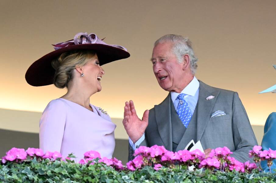 Sophie Rhys-Jones complice avec le prince Charles lors du premier jour du Royal Ascot, ce 14 juin