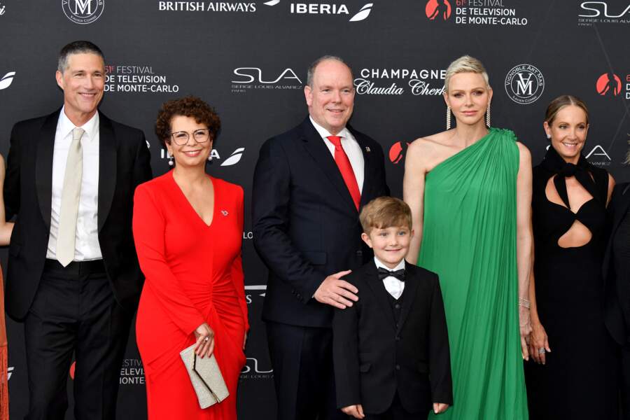 Albert II de Monaco entouré de Matthew Fox, Rola Bauer, Taylor Fay et Joanne Froggatt au Festival de Télévision de Monte-Carlo