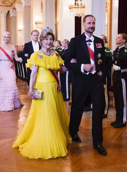 La reine Sonja de Norvège et le prince Haakon de Norvège lors du dîner de gala pour célébrer le 18ème anniversaire de la princesse Ingrid Alexandra, au Palais d'Oslo, Norvège, le 17 juin 2022. 