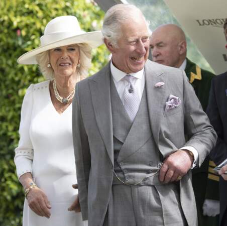 Le prince Charles vêtu d'un costume gris avec des détails mauve le 15 juin à Ascot 