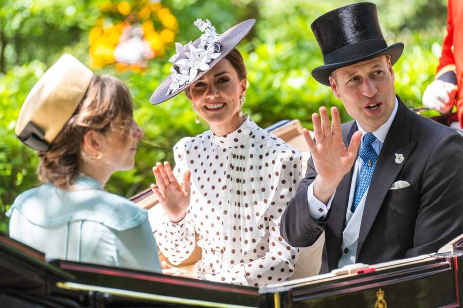 Le prince William et Kate Middleton saluent la foule à leur arrivée sur l'hippodrome d'Ascot, ce 17 juin