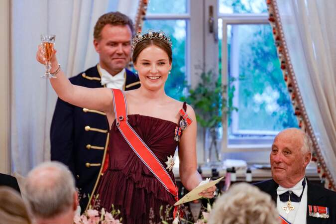 La princesse Ingrid Alexandra de Norvège, au côté du roi Harald V de Norvège, lors du dîner de gala pour célébrer son 18ème anniversaire, au Palais d'Oslo, Norvège, le 17 juin 2022.
