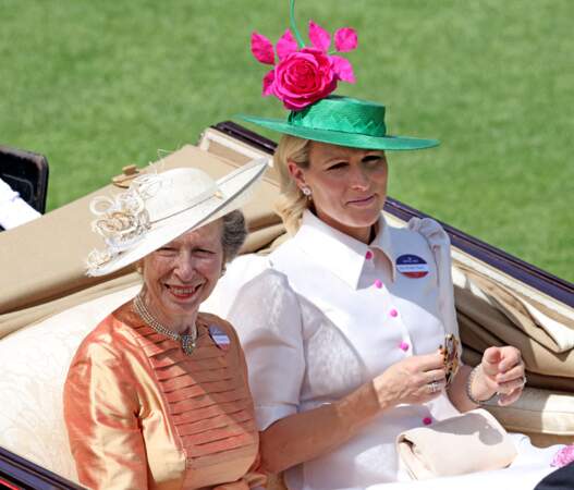 La princesse Anne et Zara Phillips dans la calèche pour leur arrivée à l'hippodrome d'Ascot, le 16 juin