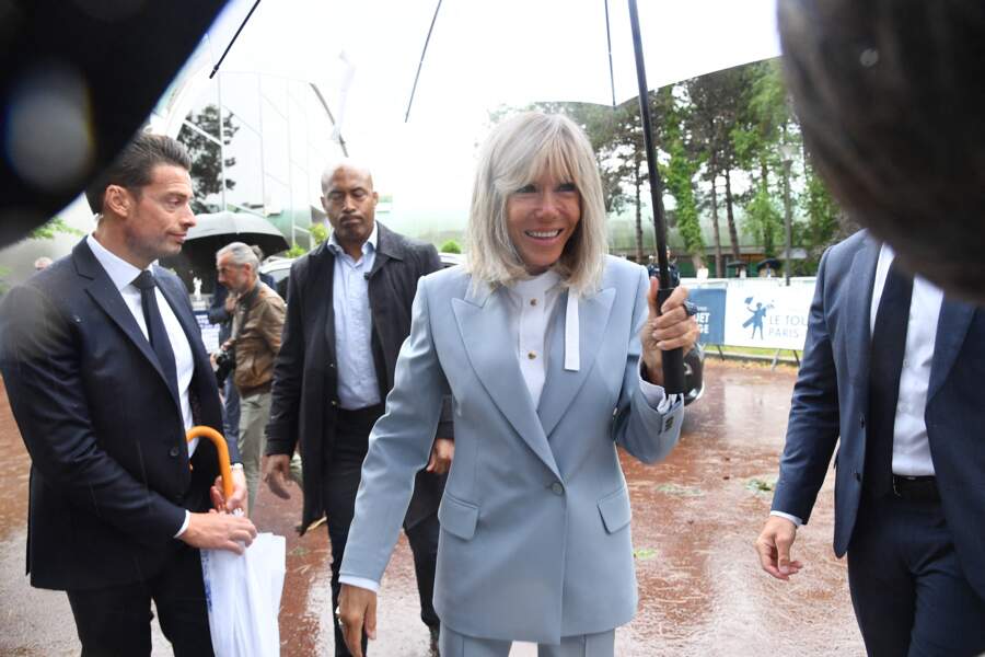 Brigitte Macron opte pour un costume bleu ciel lors du deuxième tour des élections législatives au Touquet, France, le 19 juin