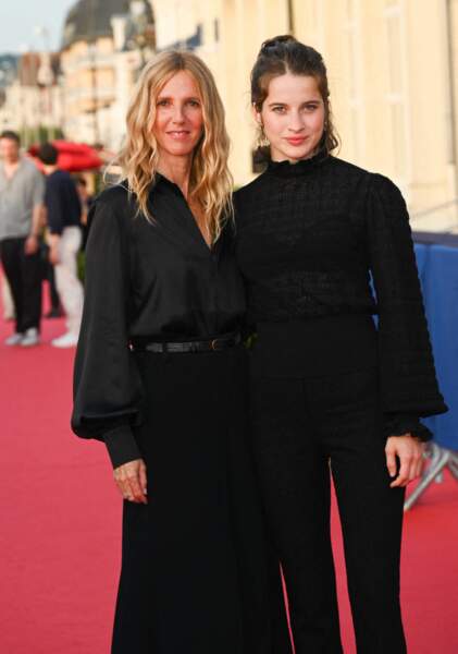 Rebecca Marder et Sandrine Kiberlain complices au  festival du film de Cabourg le 17 juin