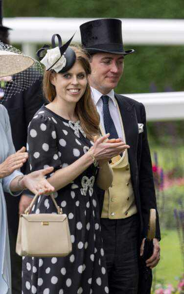 Lors du cinquième et dernier jour de la Royal Ascot 2022, à l'hippodrome d'Ascot, Berkshire, Royaume Uni, le 18 juin 2022, la princesse Beatrice d'York, ici au côté de son mari Edoardo Mapelli Mozzi , portait une robe noire à pois blancs, avec des nœuds sur le devant, signée Saloni. 