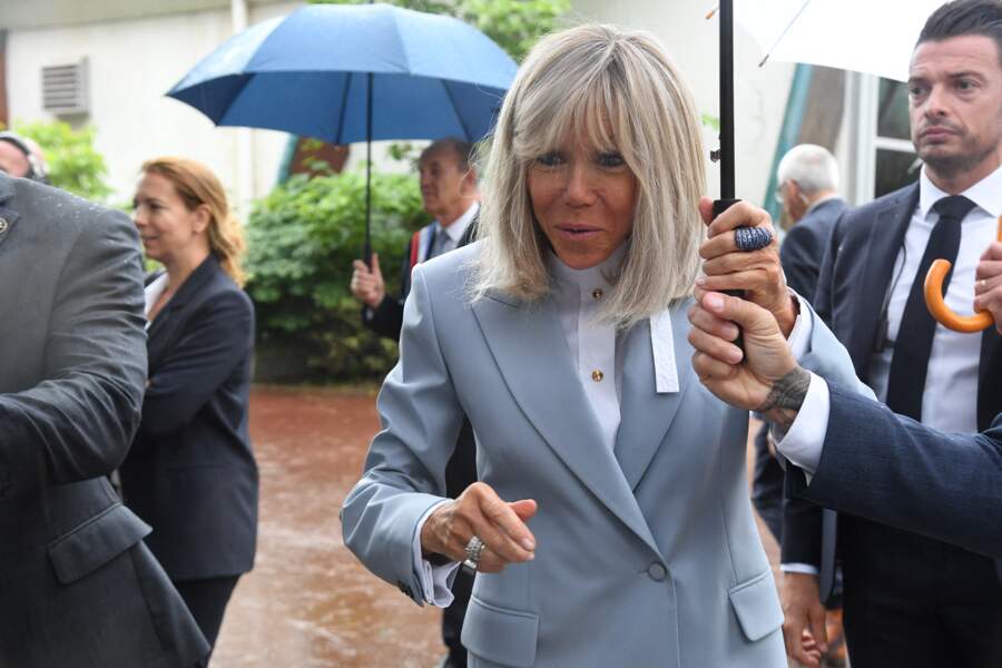 Brigitte Macron dans un tailleur bleu pastel cintré associé à une chemise blanche au Touquet, ce 19 juin