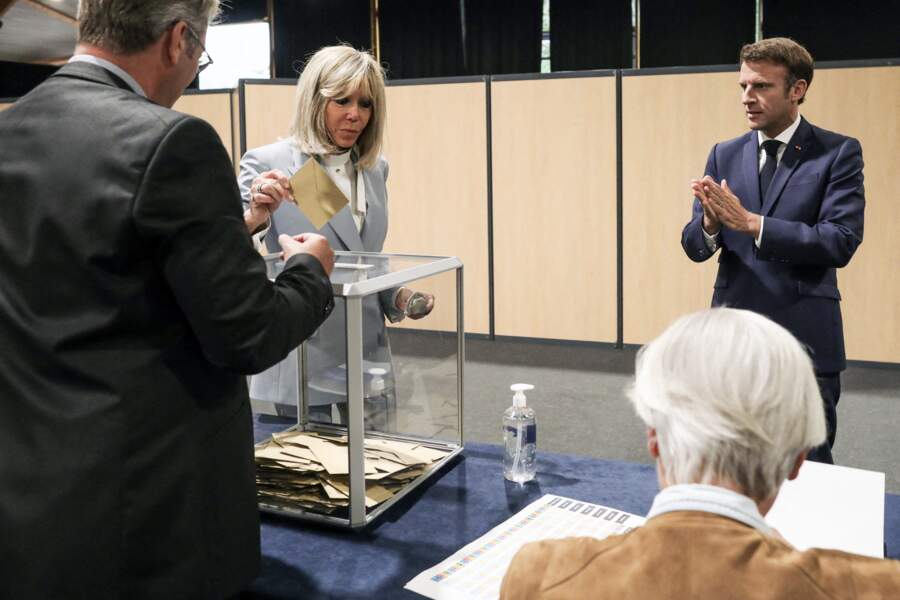  Emmanuel Macron et Brigitte Macron votent pour le second tour des élections législatives, au Touquet, France, le 19 juin 