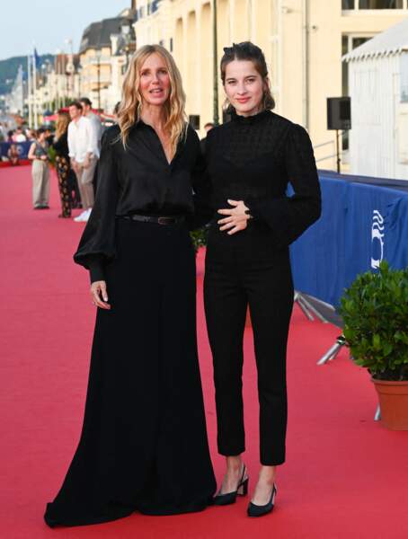 Rebecca Marder et Sandrine Kiberlain prennent la pose sur le tapis rouge lors du 36ème festival du film de Cabourg le 17 juin