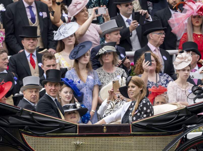 La princesse Beatrice d'York, son mari Edoardo Mapelli Mozzi, en compagnie du professeur Douglas Antczak et son épouse, dans la calèche lors du cinquième et dernier jour de la Royal Ascot 2022, à l'hippodrome d'Ascot, Berkshire, Royaume Uni, le 18 juin 2022.