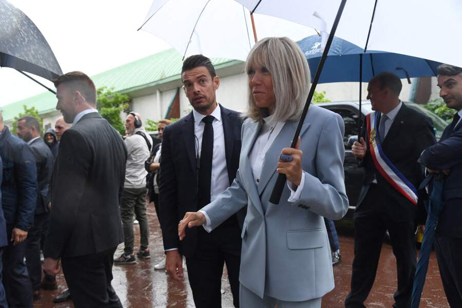 Brigitte Macron très élégante auprès de son époux pour aller voter, ce 19 juin au Touquet 