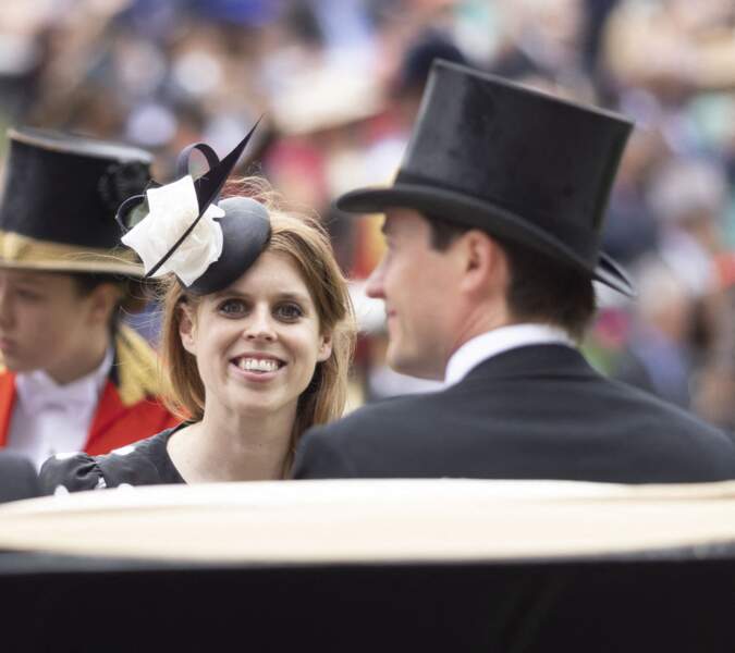 La princesse Beatrice d'York, souriante, et son mari Edoardo Mapelli Mozzi lors du cinquième et dernier jour de la Royal Ascot 2022, à l'hippodrome d'Ascot, Berkshire, Royaume Uni, le 18 juin 2022.
