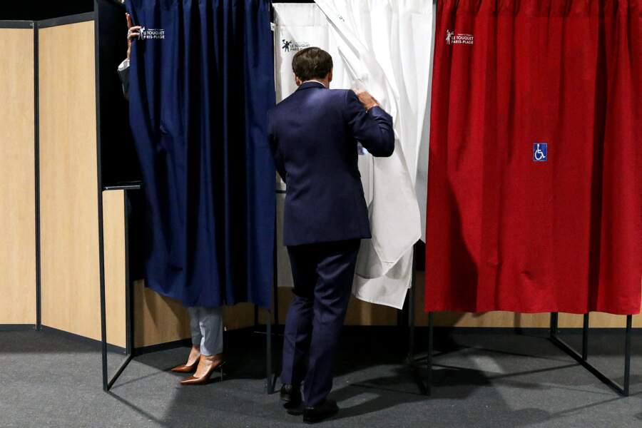 Emmanuel Macron dans le bureau de vote, ce 19 juin