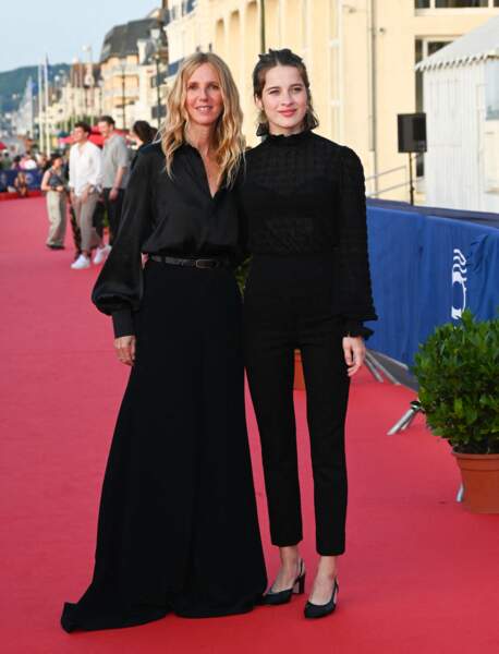 Rebecca Marder et Sandrine Kiberlain canons en noir sur le tapis rouge lors du 36ème festival du film de Cabourg le 17 juin 