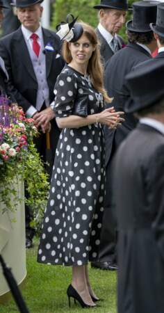La princesse Beatrice d'York portait une robe noire à pois blancs avec des nœuds sur le devant, signée Saloni, et des escarpins Jimmy Choo, lors du cinquième et dernier jour de la Royal Ascot 2022, à l'hippodrome d'Ascot, Royaume Uni, le 18 juin 2022.