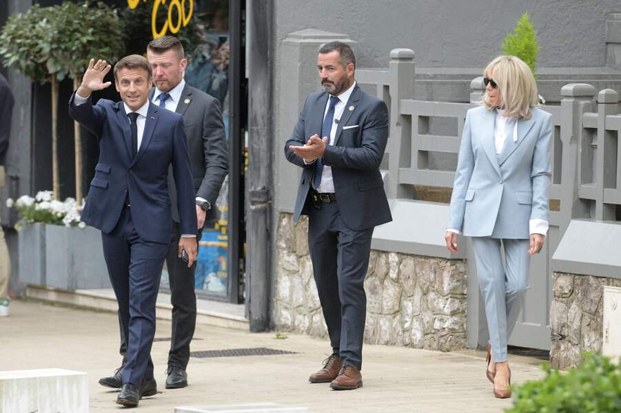 Brigitte Macron accompagne Emmanuel Macron au bureau de vote au Touquet, ce 19 juin