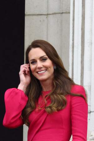 Kate Middleton choisit une robe à drapée rose fuchsia à l'occasion du jubilé de la reine d'Angleterre. Le 5 juin 2022. 