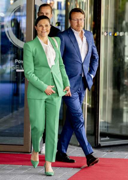 La princesse Victoria de Suède en costume vert flashy à Amsterdam, le 7 juin 2022. 