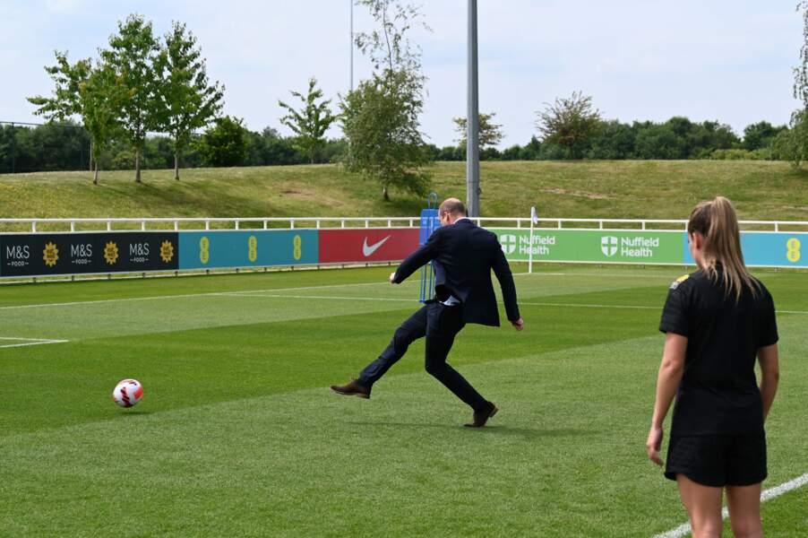 Prince William démontre ses talents de footballeur à St George's Park , le 15 juin 2022